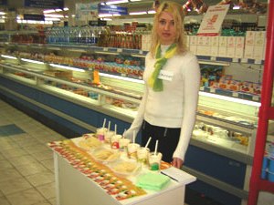 Привлечение покупателей, повышение проходимости.