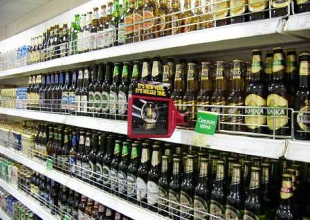 Видеореклама на полках магазинов.